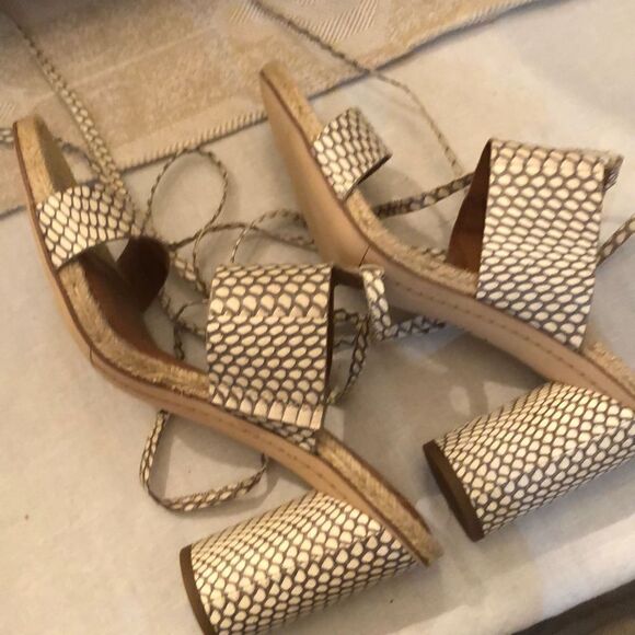 Franco Sarto Leather, chunky Barrel heel lace up sandal, size 8.5.  - Picture 8 of 10